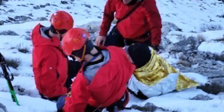 Πάλαιρος: Εξαντλημένος, αλλά σώος, βρέθηκε ο βοσκός που είχε εγκλωβιστεί στην περιοχή Περγαντί