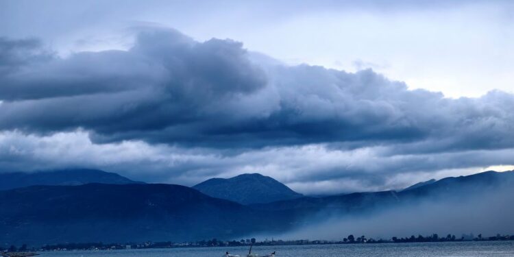 Νεφώσεις και τοπικές βροχές με το θερμόμετρο έως τους 18 – Πτώση θερμοκρασίας από Κυριακή