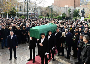 Πλήθος κόσμου αποχαιρέτησε τον Μίμη Δομάζο