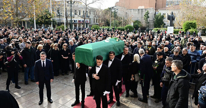 Πλήθος κόσμου αποχαιρέτησε τον Μίμη Δομάζο