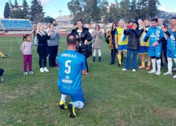 Αγρίνιο: Έκανε πρόταση γάμου στην αγαπημένη του σε αγώνα παλαιμάχων!