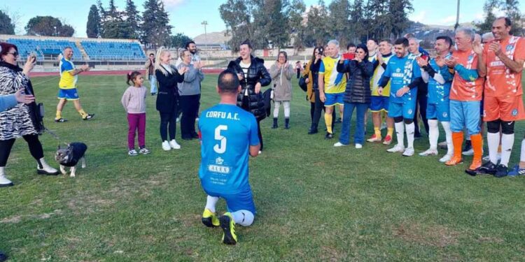 Αγρίνιο: Έκανε πρόταση γάμου στην αγαπημένη του σε αγώνα παλαιμάχων!