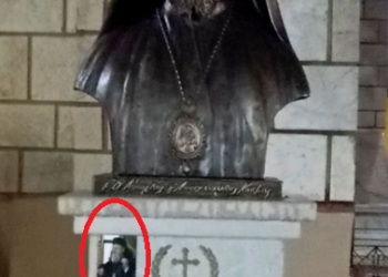 Τοποθέτησαν φωτογραφία του μακαριστού Κοσμά στην προτομή-Επιμένουν ότι μοιάζει στον Αμπούνα Ματθία