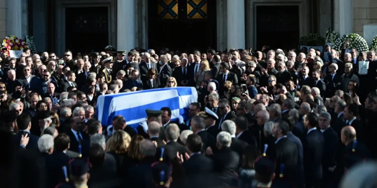Με τιμές εν ενεργεία πρωθυπουργού κηδεύεται ο πρώην πρωθυπουργός Κώστας Σημίτης