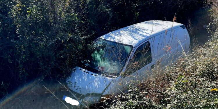 Όχημα κατέληξε σε αύλακα στα Καλύβια Αγρινίου-Ένα άτομο στο Νοσοκομείο