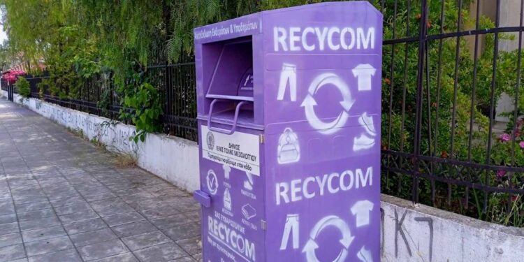 Συγκεντρώθηκαν 30 τόνοι ρούχων χάρη στους μωβ κάδους που τοποθέτησε ο Δήμος Μεσολογγίου