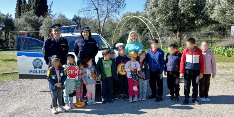 Αξιωματικοί του Τμήματος Τροχαίας Μεσολογγίου ενημέρωσαν τους μαθητές για την οδική ασφάλεια