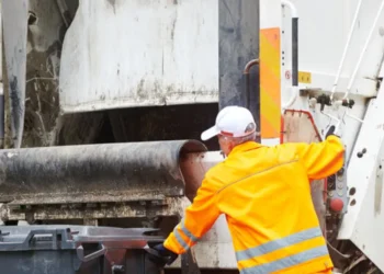 Γυναίκα από το Ξηρόμερο βρήκε τραγικό θάνατο στις ρόδες απορριμματοφόρου