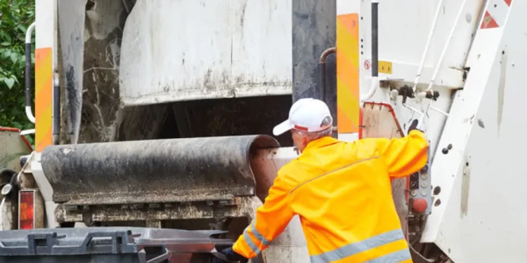 Γυναίκα από το Ξηρόμερο βρήκε τραγικό θάνατο στις ρόδες απορριμματοφόρου