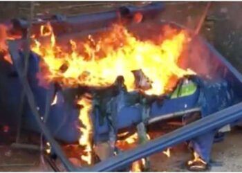 Αγρίνιο: Φωτιά σε μπλε κάδο έξω από Γυμνάσιο στον Άγιο Κωνσταντίνο