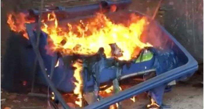 Αγρίνιο: Φωτιά σε μπλε κάδο έξω από Γυμνάσιο στον Άγιο Κωνσταντίνο