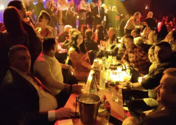 “Χτύπησε κόκκινο” το κέφι στο χορό του Συλλόγου Μοναστηρακιωτών Αθήνας