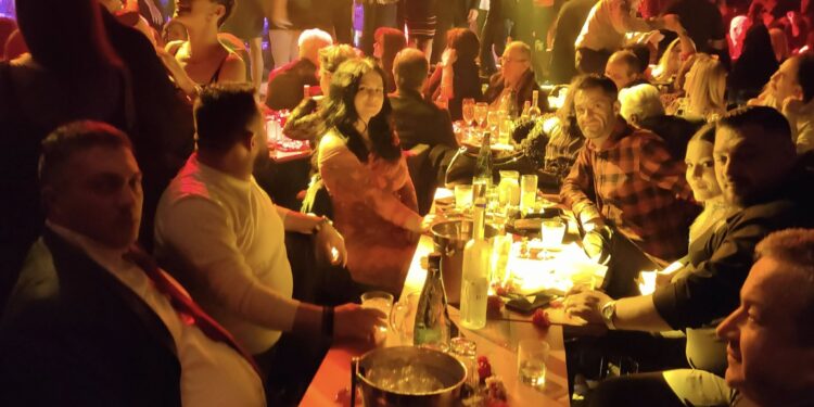 “Χτύπησε κόκκινο” το κέφι στο χορό του Συλλόγου Μοναστηρακιωτών Αθήνας