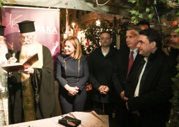 Έκοψε την Βασιλόπιτα του πολιτικού της γραφείου η Χριστίνα Σταρακά