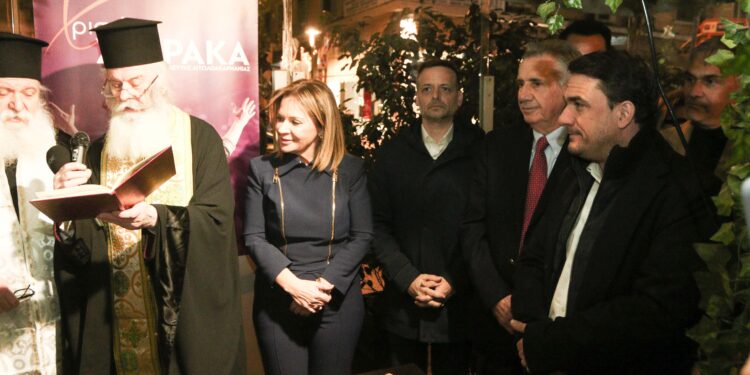 Έκοψε την Βασιλόπιτα του πολιτικού της γραφείου η Χριστίνα Σταρακά