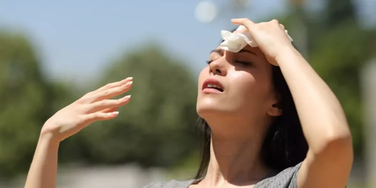 Το απλό τεστ των 3 δευτερολεπτών που αποκαλύπτει αν έχετε αφυδατωθεί