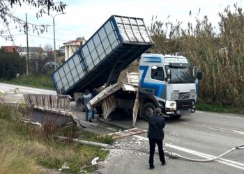 Φορτηγό γκρέμισε την πεζογέφυρα στην Νεάπολη Αγρινίου