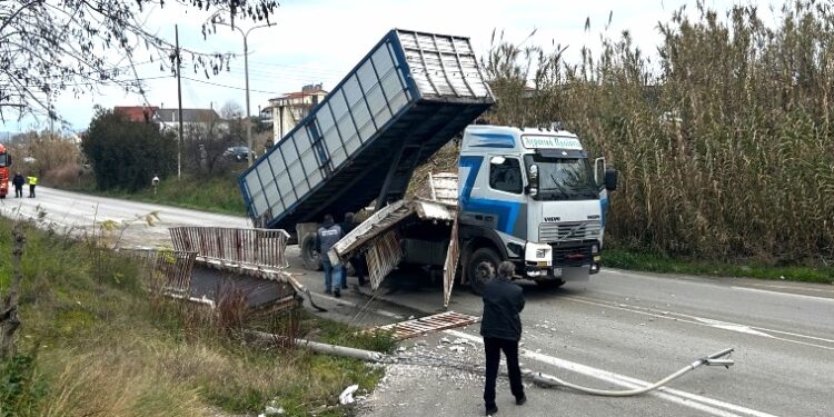 Φορτηγό γκρέμισε την πεζογέφυρα στην Νεάπολη Αγρινίου