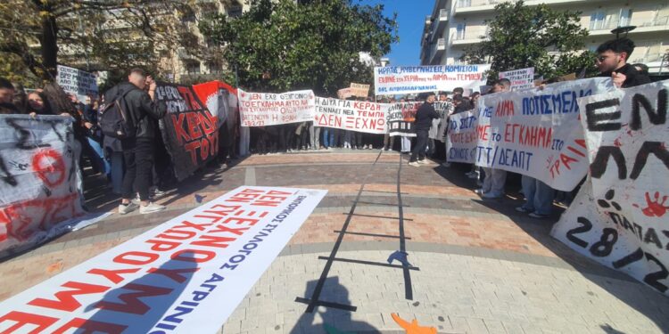 ΤΕΜΠΗ: Πλήθος κόσμου στο κέντρο του Αγρινίου-live η συγκέντρωση από το agriniosite