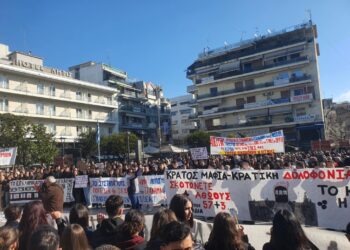 ΤΕΜΠΗ: Πλήθος κόσμου στο κέντρο του Αγρινίου-live η συγκέντρωση από το agriniosite