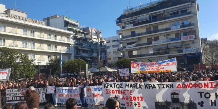 ΤΕΜΠΗ: Πλήθος κόσμου στο κέντρο του Αγρινίου-live η συγκέντρωση από το agriniosite