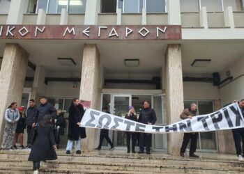 Συγκέντρωση διαμαρτυρίας στα δικαστήρια Αγρινίου για την σύλληψη συμβούλων της αντιπολίτευσης μετά την μήνυση Κωνσταντάρα