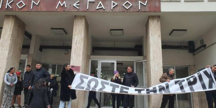 Συγκέντρωση διαμαρτυρίας στα δικαστήρια Αγρινίου για την σύλληψη συμβούλων της αντιπολίτευσης μετά την μήνυση Κωνσταντάρα