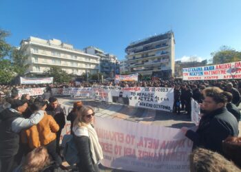 ΤΕΜΠΗ: Πλήθος κόσμου στο κέντρο του Αγρινίου-live η συγκέντρωση από το agriniosite