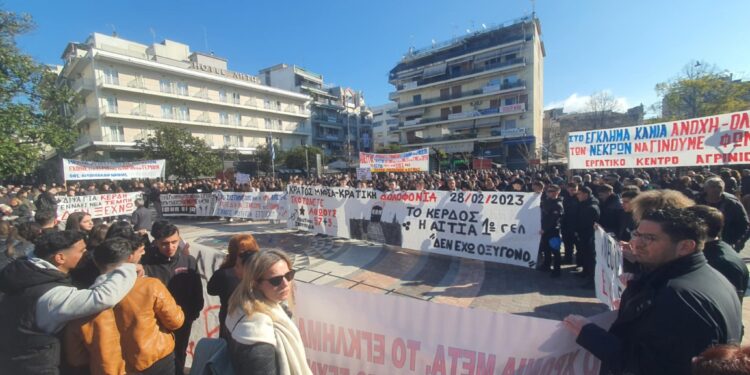 ΤΕΜΠΗ: Πλήθος κόσμου στο κέντρο του Αγρινίου-live η συγκέντρωση από το agriniosite