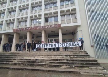 Συγκέντρωση διαμαρτυρίας στα δικαστήρια Αγρινίου για την σύλληψη συμβούλων της αντιπολίτευσης μετά την μήνυση Κωνσταντάρα