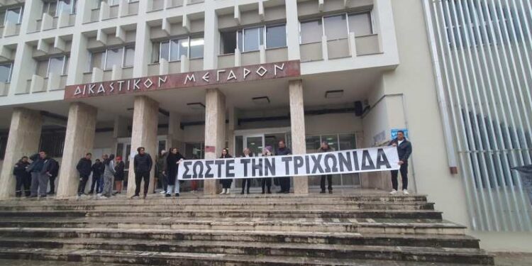 Συγκέντρωση διαμαρτυρίας στα δικαστήρια Αγρινίου για την σύλληψη συμβούλων της αντιπολίτευσης μετά την μήνυση Κωνσταντάρα