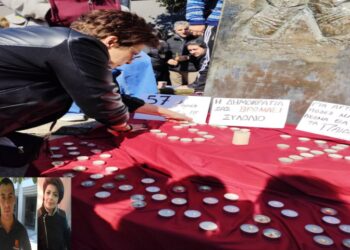 Αγρινιώτισσα χαροκαμένη μάνα γέμισε με κεριά το Μνημείο Εθνικής Αντίστασης: Για τον Παναγιώτη, τον Βασίλη & τα 57 θύματα των Τεμπών