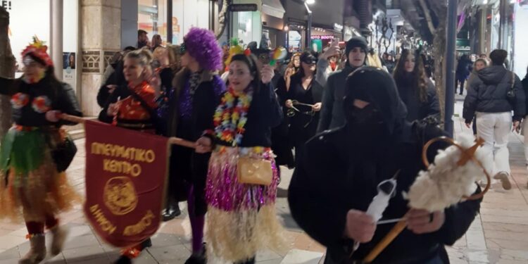 Αγρίνιο/Απόκριες με Μπούλες στους πεζόδρομους της πόλης