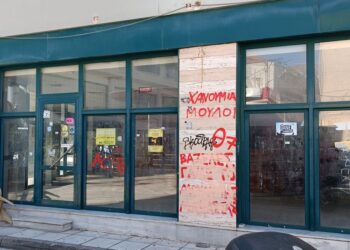 Μεσολόγγι-Βανδαλισμοί με συνθήματα με σπρέι και μπογιές στις προσόψεις καταστημάτων