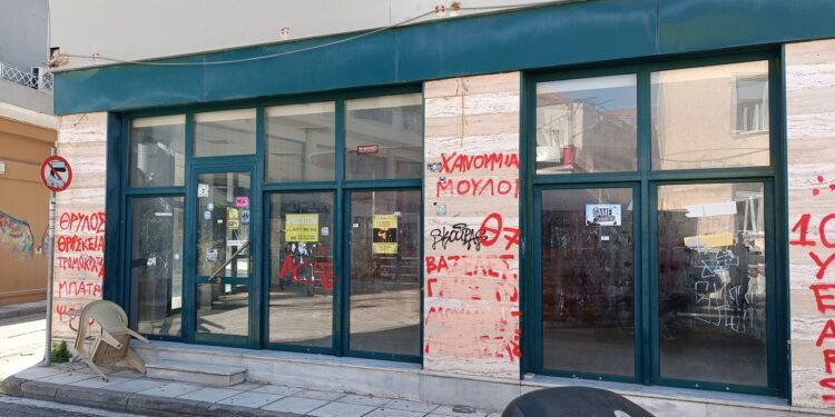 Μεσολόγγι-Βανδαλισμοί με συνθήματα με σπρέι και μπογιές στις προσόψεις καταστημάτων