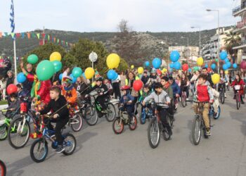 Αμφιλοχία: Εντυπωσίασε μικρούς και μεγάλους η αποκριάτικη ποδηλατάδα (φωτο-βίντεο)