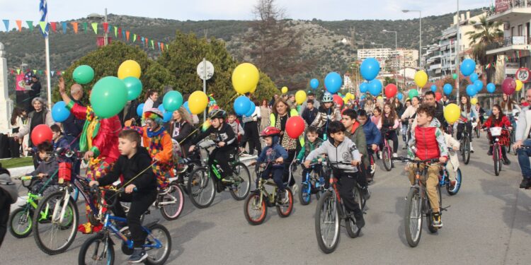 Αμφιλοχία: Εντυπωσίασε μικρούς και μεγάλους η αποκριάτικη ποδηλατάδα (φωτο-βίντεο)
