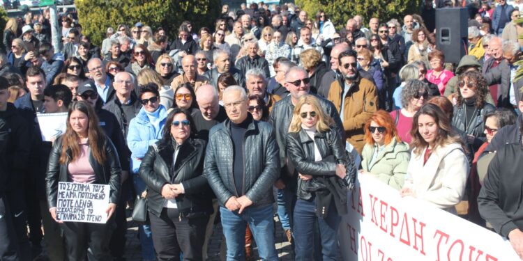 Μεγάλη η συγκέντρωση και στην Αμφιλοχία για τα δύο χρόνια από την τραγωδία των Τεμπών