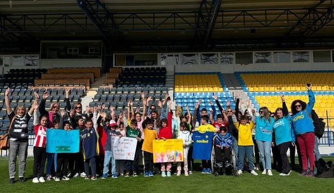 Το Δημοτικό Σχολείο Καλυβίων στο Γήπεδο του Παναιτωλικού