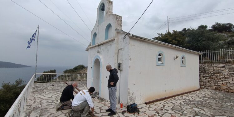 Αμφιλοχία: Ξεκίνησαν οι εργασίες στο εξωκλήσι της Παναγίας Ελευθερώτριας (Αγίας Σκέπης) της τοποθέτησης του φωτεινού Τιμίου Σταυρού