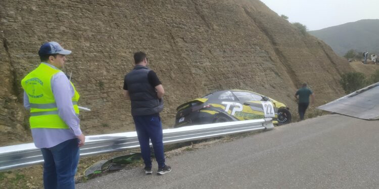  Ανατράπηκε όχημα στην 1η Ανάβαση στην περιοχή του Καστρακίου Αγρινίου-Όλα καλά για τον οδηγό του