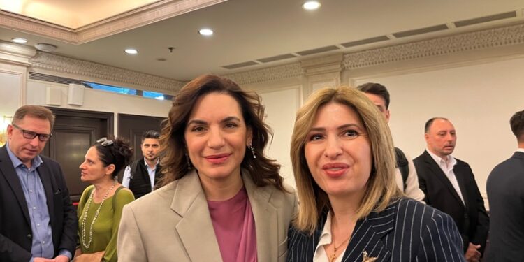 Σημαντικές επαφές της Νίκης Φλώρου στη γενική συνέλευση της Πανελλήνιας Ομοσπονδίας Ξενοδόχων