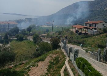 Φωτιά πολύ κοντά σε σπίτια στον Αστακό