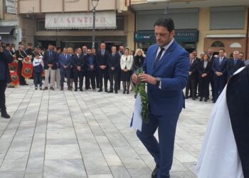 “Αγρίνιο πάμε ψηλά”: Κατάθεση στεφάνου από τον Νίκο Γκρίζη στην πλατεία Μαρίας Δημάδη