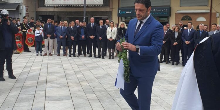 “Αγρίνιο πάμε ψηλά”: Κατάθεση στεφάνου από τον Νίκο Γκρίζη στην πλατεία Μαρίας Δημάδη