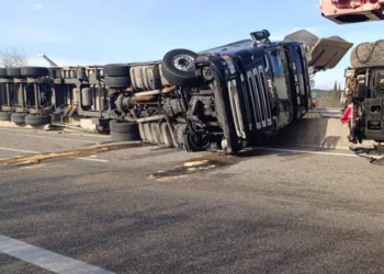 Εκτροπή νταλίκας στην Ιονία Οδό, μετ’ εμποδίων η κίνηση