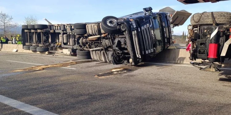 Εκτροπή νταλίκας στην Ιονία Οδό, μετ’ εμποδίων η κίνηση