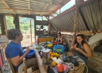 Τρεις Αθηναίοι δημιούργησαν το Yamochori, μια μικρή, αυτάρκη κοινότητα στην Αιτωλοακαρνανία 