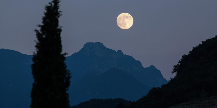 Πανσέληνος: Έρχεται το πασχαλινό ροζ φεγγάρι – Πότε θα είναι ορατό στον ουρανό