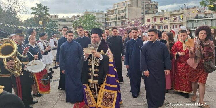 Πλήθος πιστών στην υποδοχή των «Αχράντων Παθών» στον Ι.Ν Αγίας Τριάδας Αγρινίου